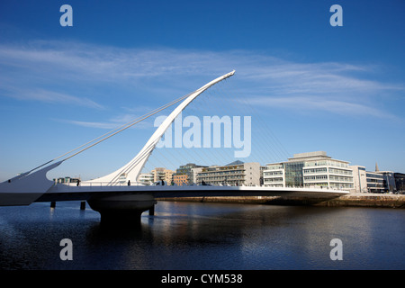 Ansicht des Samuel Beckett Brücke über den Fluss Liffey Dublin Irland