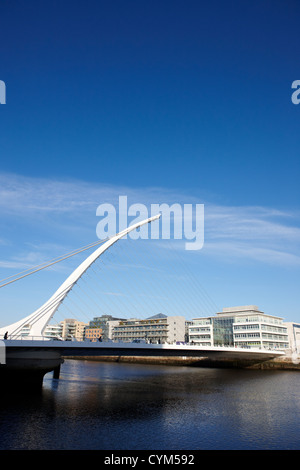 Ansicht des Samuel Beckett Brücke über den Fluss Liffey Dublin Irland