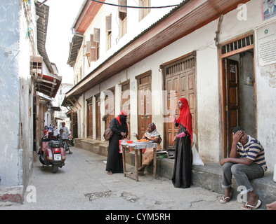 Marktstraße in Stonetown mit muslimischen Frauen in Sansibar; Tansania; Ost-Afrika; Afrikas; Stockfoto