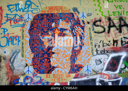 Prag, Tschechische Republik. Die John-Lennon-Mauer in Velkoprevorske Namesti (Oktober 2012) Stockfoto