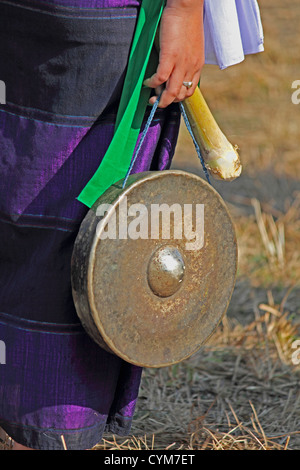 Stamm mit Gong ein traditionelles Musikinstrument im Namdapha Öko-Kultur-Festival, Miao, Arunachal Pradesh, Indien Stockfoto