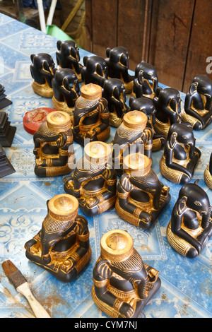 Handgefertigte Skulpturen hergestellt in der Handwerker-Angkor in Siem Reap, Kambodscha Stockfoto