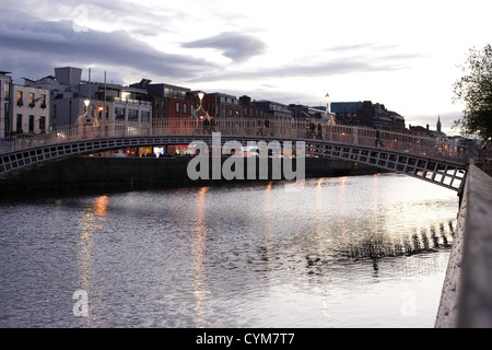 Blick auf die Hapenny-Brücke am Abend Fluss Liffey Dublin Irland Stockfoto