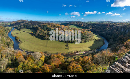 BLICK AUF FLUSS WYE VON SYMONDS YAT ROCK AUSSICHTSPUNKT ZEIGT KURVE IM FLUSS IM HERBST. ENGLAND-UK Stockfoto