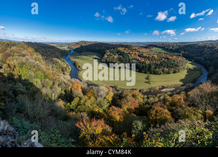 BLICK AUF FLUSS WYE VON SYMONDS YAT ROCK AUSSICHTSPUNKT ZEIGT KURVE IM FLUSS IM HERBST. ENGLAND-UK Stockfoto