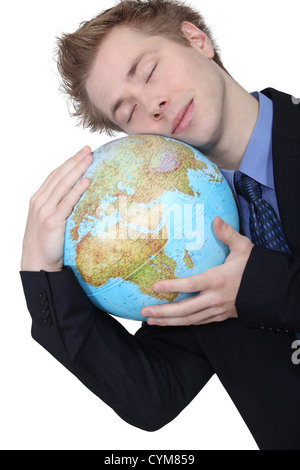 Entspannte Menschen schlafen auf einem Globus Stockfoto