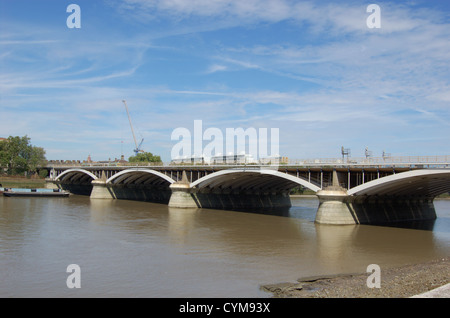 Victoria-Eisenbahnbrücke über den Fluss Themse in London, England Stockfoto