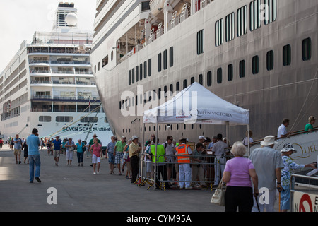 Passagiere nach Kreuzfahrtschiffe nach Tag an Land vorläufigen Sicherheitskontrollen durchlaufen. Dubrovnik Kroatien Stockfoto