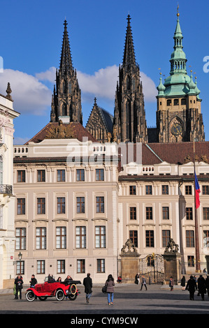 Prag, Tschechische Republik. Pragerburg und St. Vitus Cathedral gesehen von Hradcanske Namesti / Schloss Platz Stockfoto