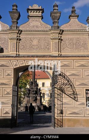 Prag, Tschechische Republik. Schwarzenberg-Palais (Schwarzenbergski Palac) Sgraffito Dekoration im Rathaushof Stockfoto