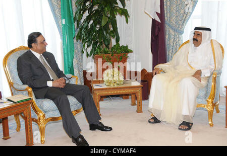 Pakistans Präsident Asif Ali Zardari Meinungsaustausch mit Scheich Hamad bin Khalifa Al-Thani, Emir von Katar, während der Sitzung am Emiri Diwan in Doha am Mittwoch, 7. November 2012 Stockfoto