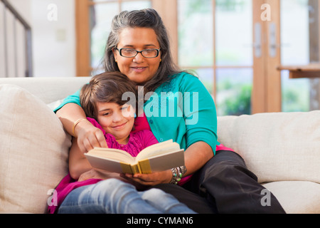 Mutter und Tochter Lesebuch zusammen Stockfoto