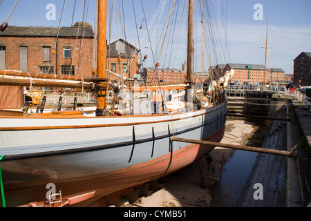 Handel mit Ketch Irene im Trockendock-Kanal-Becken Gloucester Docks Gloucestershire England UK Stockfoto