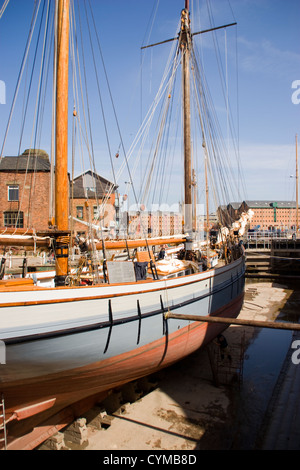 Handel mit Ketch Irene im Trockendock-Kanal-Becken Gloucester Docks Gloucestershire England UK Stockfoto