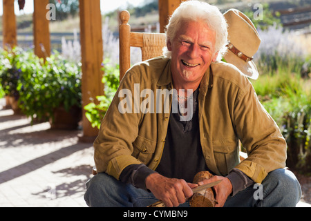 Kaukasischen Mann schnitzen Holz Stockfoto