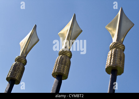 Golden Spikes auf Eisenzaun über blauen Himmel Stockfoto