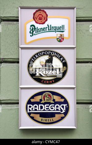 Prag, Tschechische Republik. Bier-Werbeanzeigen vor Pub im Bezirk Vinohrady. Pilsner Urquell / Kozel / Radegast Stockfoto