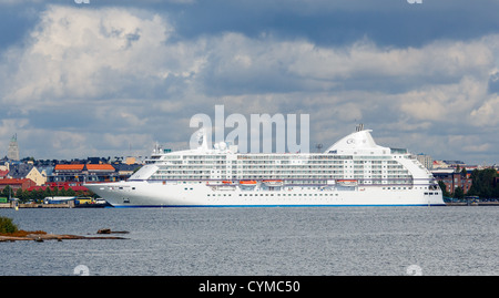 Luxus-Kreuzfahrtschiff, die Seven Seas Voyager von Regent Seven Seas Cruises betrieben an Katajanokka Pier von Helsinki, Finnland vor Anker. Stockfoto