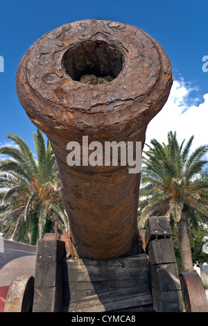 Alte Bronze-Kanone mit einem Holzsockel Stockfoto