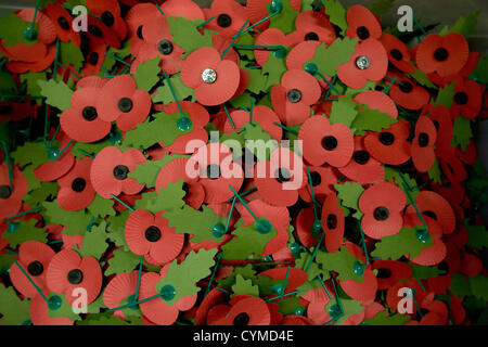 7. November 2012. London UK.   Die Mohn Fabrik befindet sich in Surrey feiert 90 Jahre Mohn Kränze zu machen und für die Royal British Legion Erinnerung Beschwerde kreuzt. Da die Mohn Fabrik Verwundeten Platzierung wurde hat 2007 Veteranen Krieg und ex-Militärs in Arbeitsplätze rund um das Vereinigte Königreich. Stockfoto