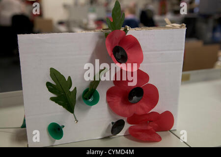 7. November 2012. London UK.   Die Mohn Fabrik befindet sich in Surrey feiert 90 Jahre Mohn Kränze zu machen und für die Royal British Legion Erinnerung Beschwerde kreuzt. Da die Mohn Fabrik Verwundeten Platzierung wurde hat 2007 Veteranen Krieg und ex-Militärs in Arbeitsplätze rund um das Vereinigte Königreich. Stockfoto