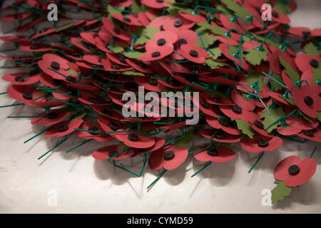 7. November 2012. London UK.   Die Mohn Fabrik befindet sich in Surrey feiert 90 Jahre Mohn Kränze zu machen und für die Royal British Legion Erinnerung Beschwerde kreuzt. Da die Mohn Fabrik Verwundeten Platzierung wurde hat 2007 Veteranen Krieg und ex-Militärs in Arbeitsplätze rund um das Vereinigte Königreich. Stockfoto