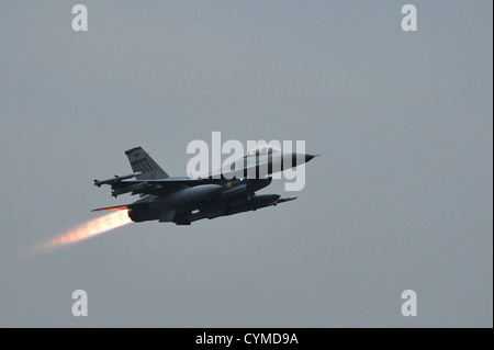 Eine f-16 Fighting Falcon startet während einen Kampf gegen Ausfall für Betriebsbereitschaft Übung Beverly Bulldogge 13-01 von Osan Air Base, Republik Korea, 6. November 2012. Die Übung testet Osan Flieger Fähigkeiten in einen erhöhten Zustand der Bereitschaft während p Stockfoto