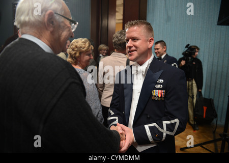 RADOM, Polen--US Air Force 1st Lt. Dustin Doyle, Air Force Academy Band Flight Commander von Huntingtown, MD., vermischt sich mit dem Publikum nach der United States Air Forces in Europe Concert Band Leistung in Radom City Hall Concert Hall 5 November, Stockfoto