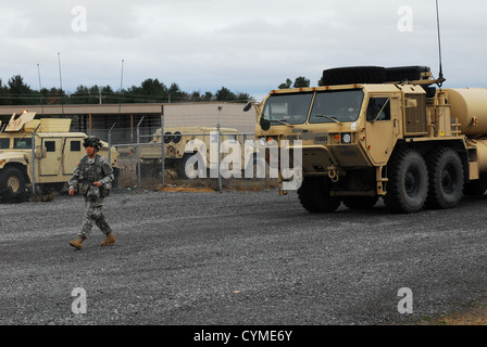 Soldaten aus 10. Mountain Division (LI), treffen Vorbereitungen für Unterstützung für die Opfer von Hurrikan Sandy 4. November 2012 auf Fort-Trommel, NY. Stockfoto