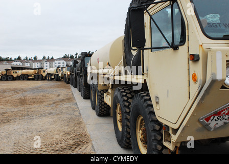 Fahrzeuge von 10. Mountain Division (LI), in Vorbereitung auf die Unterstützung der Opfer des Hurrikans Sandy 4. November 2012 auf Fort-Trommel, NY inszeniert. Stockfoto