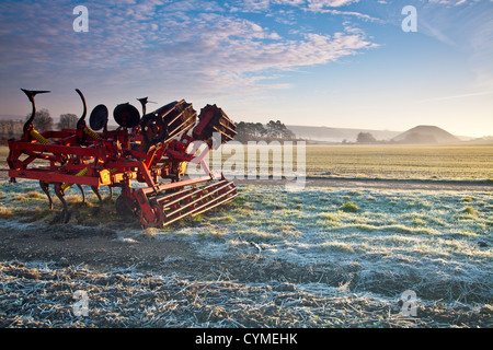 Frostigen herbstlicher Sonnenaufgang über Wiltshire Landschaft mit berühmten neolithischen Silbury Hill in der Ferne Stockfoto