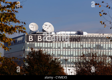 BBC Scotland Zeichen und Satellitenschüsseln auf dem Pacific Quay Hauptquartier Gebäude in Glasgow, Schottland, Großbritannien Stockfoto