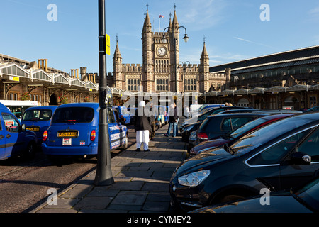 Hackney Beförderung Taxi aufgereiht Schlangestehen vor dem Bahnhof. Stockfoto