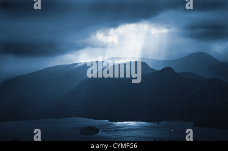 Sonnenstrahlen durchbrechen Gewitterwolken über Cat Glocken und Derwent Water, Lake District, Cumbria, England, UK Stockfoto