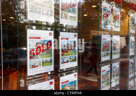 Eigenschaften als in einem Makler-Fenster im zentralen Dublin Irland verkauft markiert Stockfoto