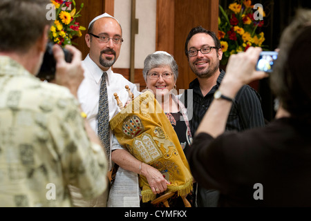 Jüdin, 67, posiert für Bilder halten Thora nach ihrem Bat Mizwa-Feier während Sabbath Service in ihrer Synagoge Stockfoto