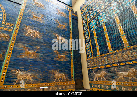 Detail einer babylonischen Stadtmauer im Pergamon-Museum, Berlin Stockfoto