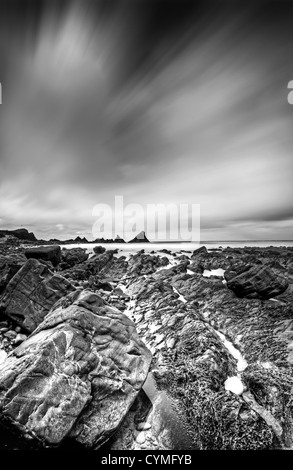 Die Flut an diesem malerischen noch dramatisch zerklüfteten Strand am Hartland Quay an der Nordküste von Devon Stockfoto