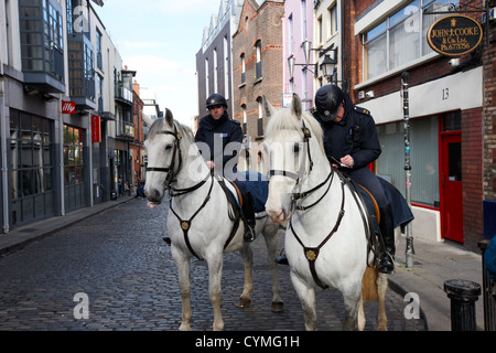 Garda Siochana montiert Polizei auf dem Pferderücken Notizen in Temple Bar Dublin Irland Stockfoto