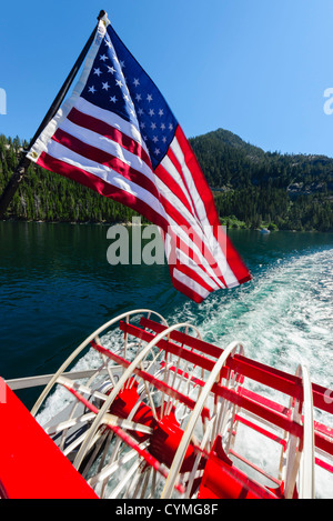 Lake Tahoe - Kreuzfahrt auf der MS Dixie II Schaufelrad-Dampfer. Stars And Stripes überfliegen das Schaufelrad. Stockfoto