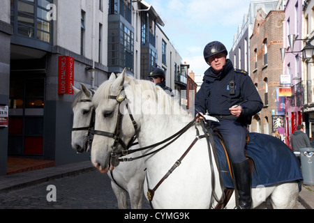 Garda Siochana montiert Polizei auf dem Pferderücken in Temple Bar Dublin Irland Stockfoto