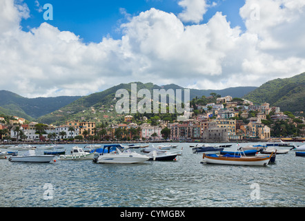 Ansicht der Stadt Rapallo aus Meer, Italien. Sommerlandschaft Stockfoto