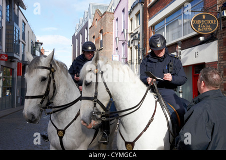 Garda Siochana montiert Polizei auf dem Pferderücken Aussage in Temple Bar Dublin Irland Stockfoto