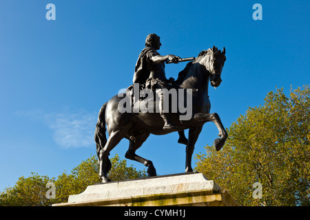 Bronze-Statue von William III von Rysbach, errichtet im Jahre 1736 in Queens Square, Bristol, England, UK. Stockfoto