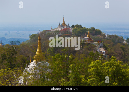 BUDDHISTISCHE SCHREINE und Klöster auf SAGAING Hügel in der Nähe von MANDALAY - MYANMAR Stockfoto