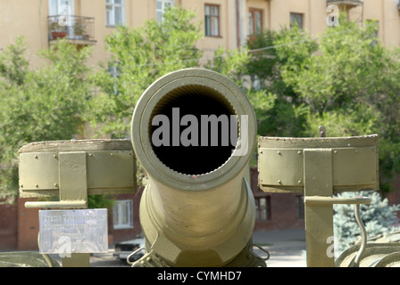 Haubitze - eine großkalibrige Waffe der Zeiten des zweiten Weltkriegs. Ein Stamm. Stockfoto