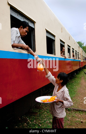 BIRMANISCHE Händler verkaufen Essen für Passagiere auf der Zugfahrt von Pyin U Lwin, Hsipaw - MYANMAR Stockfoto