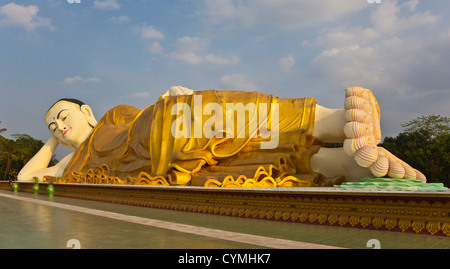 Die MYA THA LYAUNG liegende BUDDHA ist eines der größten in der Welt - BAGO, MYANMAR Stockfoto