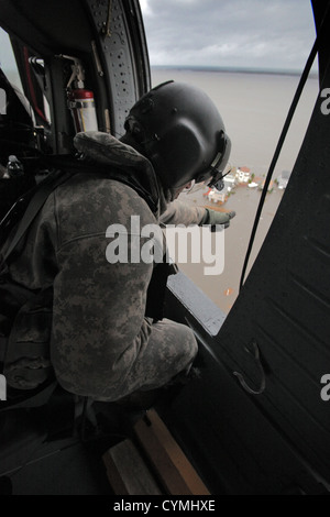 Flieger der 1-150. Assault Helicopter Battalion, New Jersey Army National Guard, Suche für gestrandete New Jersey Bewohner nach Hurrikan Sandy 30. Oktober 2012. (US Air Force Foto von Master Sergeant Mark C. Olsen/freigegeben) Stockfoto