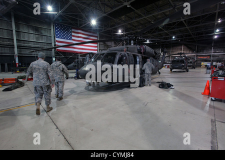 New Jersey Army National Guard Betreuer mit dem 1-150. Angriff Hubschrauber-Bataillon bereiten UH-60 Black Hawk-Hubschrauber für weitere Such- und Rettungsdienst nach der Verabschiedung des Hurrikans Sandy 30. Oktober 2012. (US Air Force Foto von Master Sergeant Mark C. Olsen/freigegeben) Stockfoto